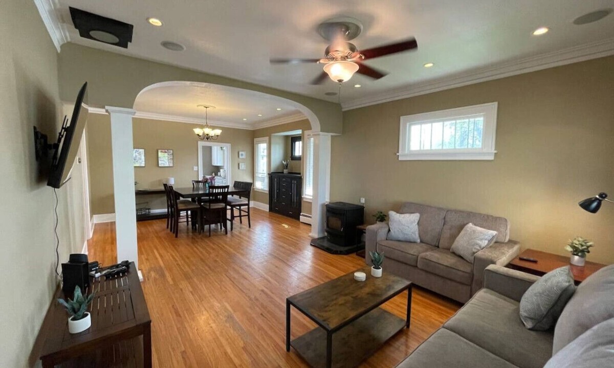 Great Falls House | Dragonfly House: A cheerful five-bedroom