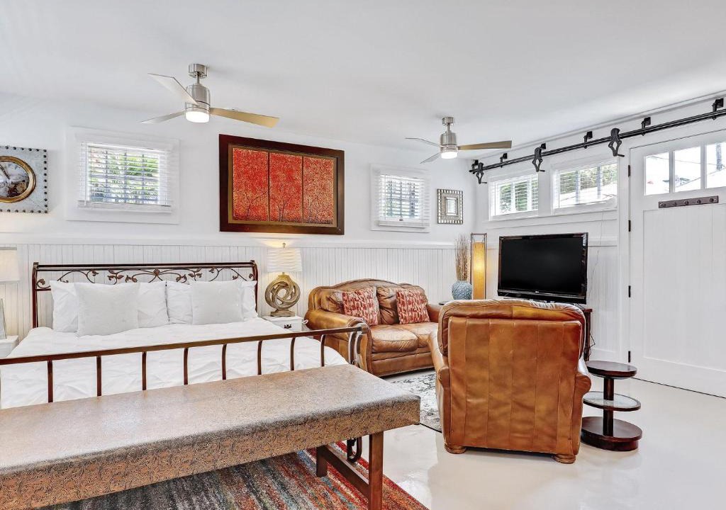 Thomas Square Apartment | Drayton Place Carriage Unit 1