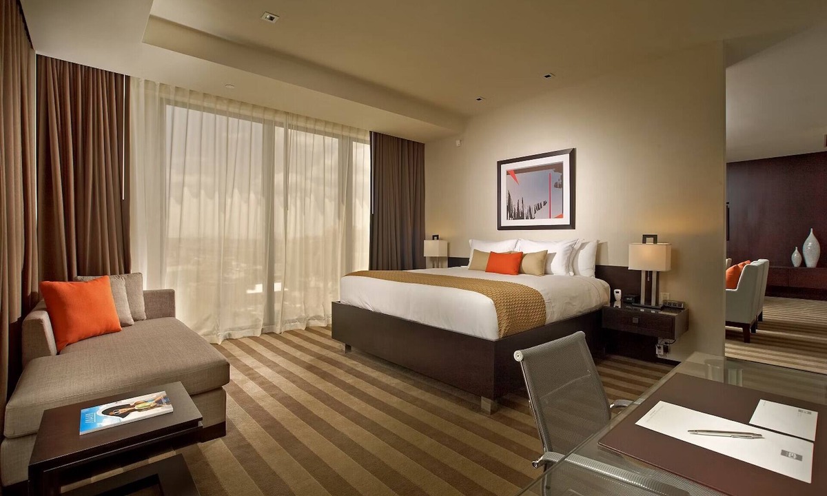 Seybold Hotel | Dream Family Vacation! 3 Spacious Rooms, On-site Pool, Close to Downtown Miami!