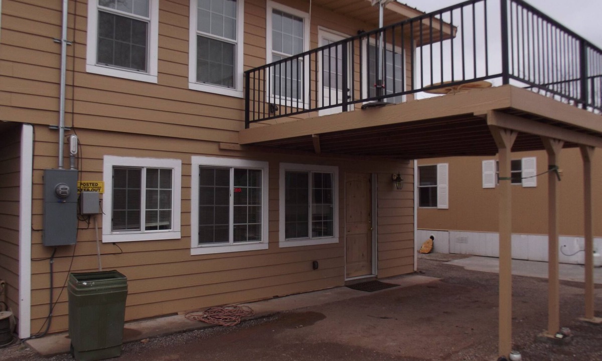 Truth or Consequences House | Dreamcatcher 2-story Colonial Home. Pet Friendly! 1 mile from downtown hot tubs
