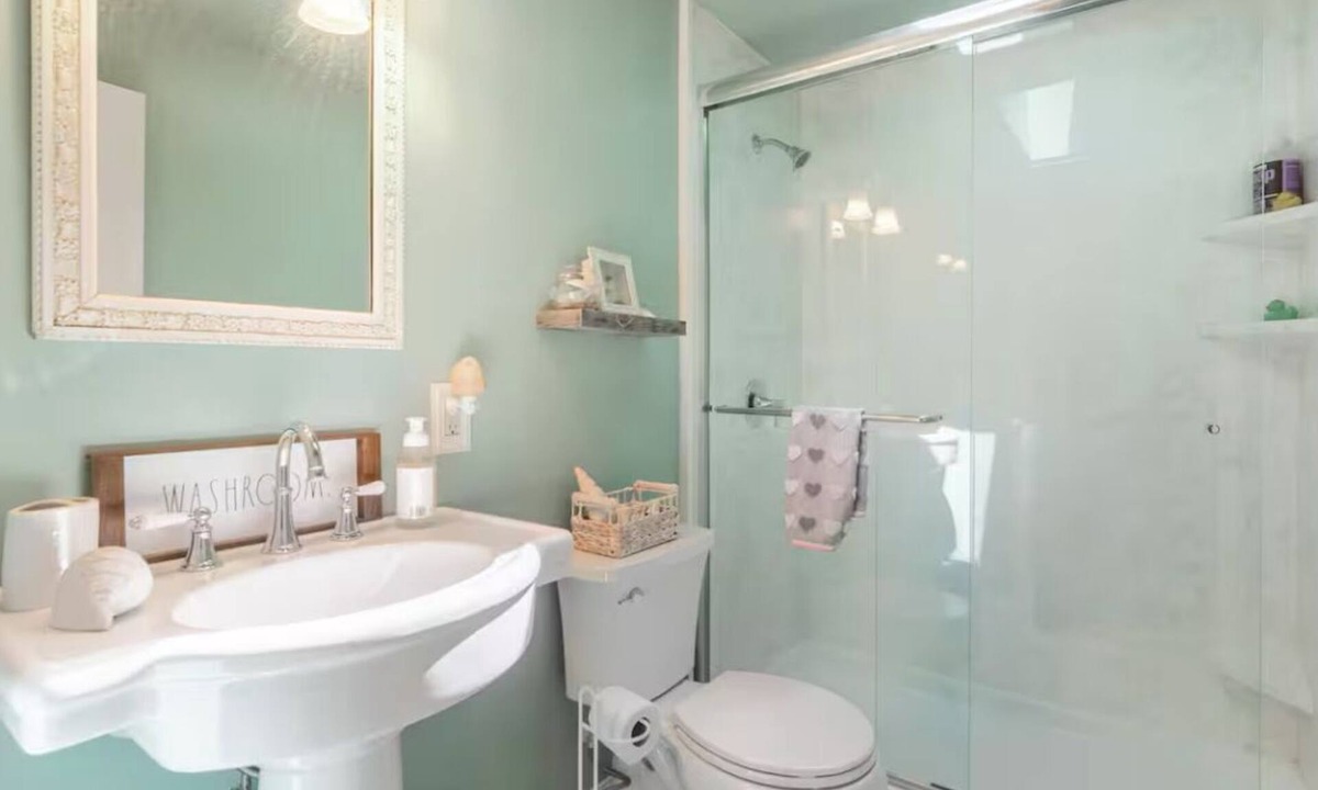 East Harwich House | Dreamcatcher - 1 queen bed and private bathroom. 1 mile to the beach.