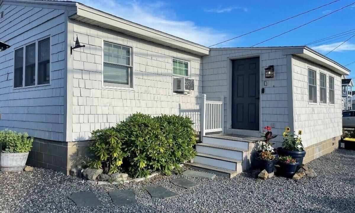 Hampton Cottage | Dreamcatcher Cottage Sleeps 8 Parking for 4 cars Location Location AC