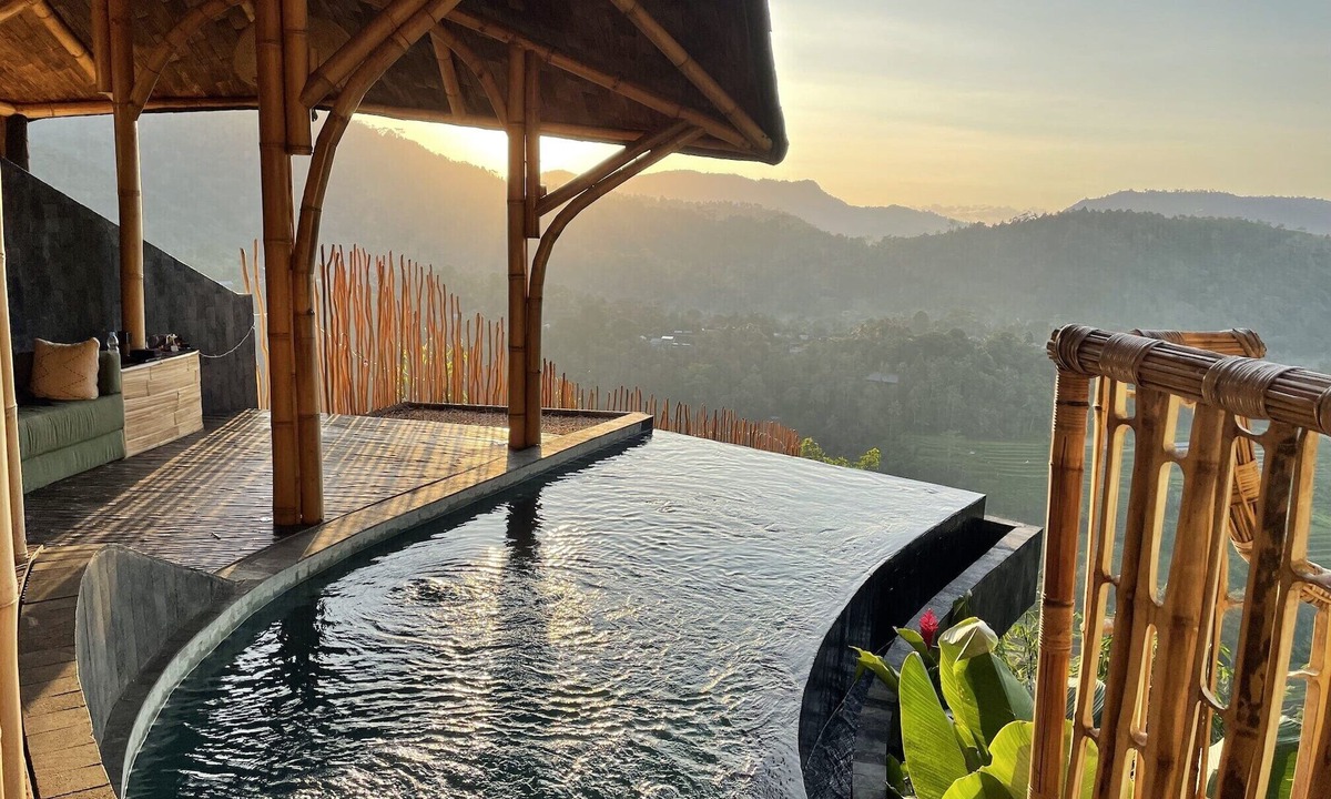 Klungkung Villa | Dreamy Cliffside Bamboo Villa with Pool and View