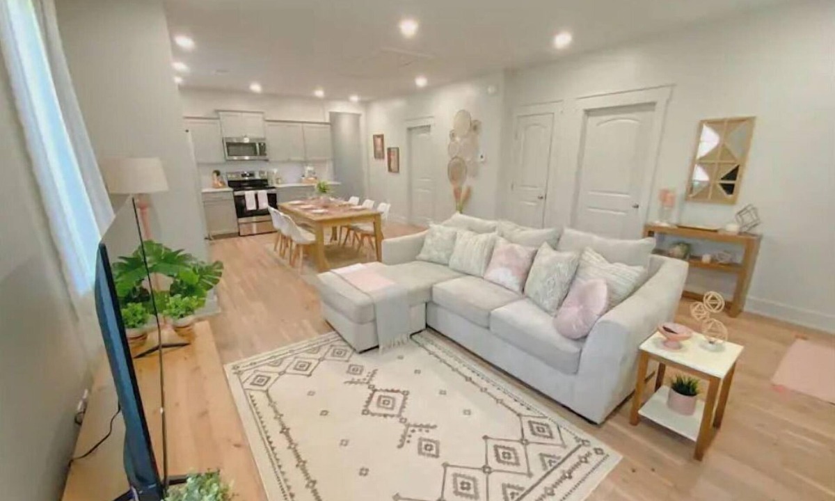 East Memphis House | Dreamy Getaway 2br&2ba, Relaxing Backyard w/Mural