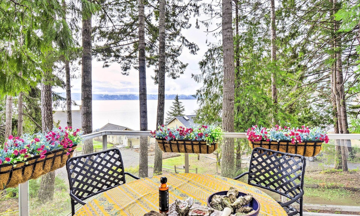 Potlatch Apartment | Dreamy Waterfront Studio w/Hood Canal Views