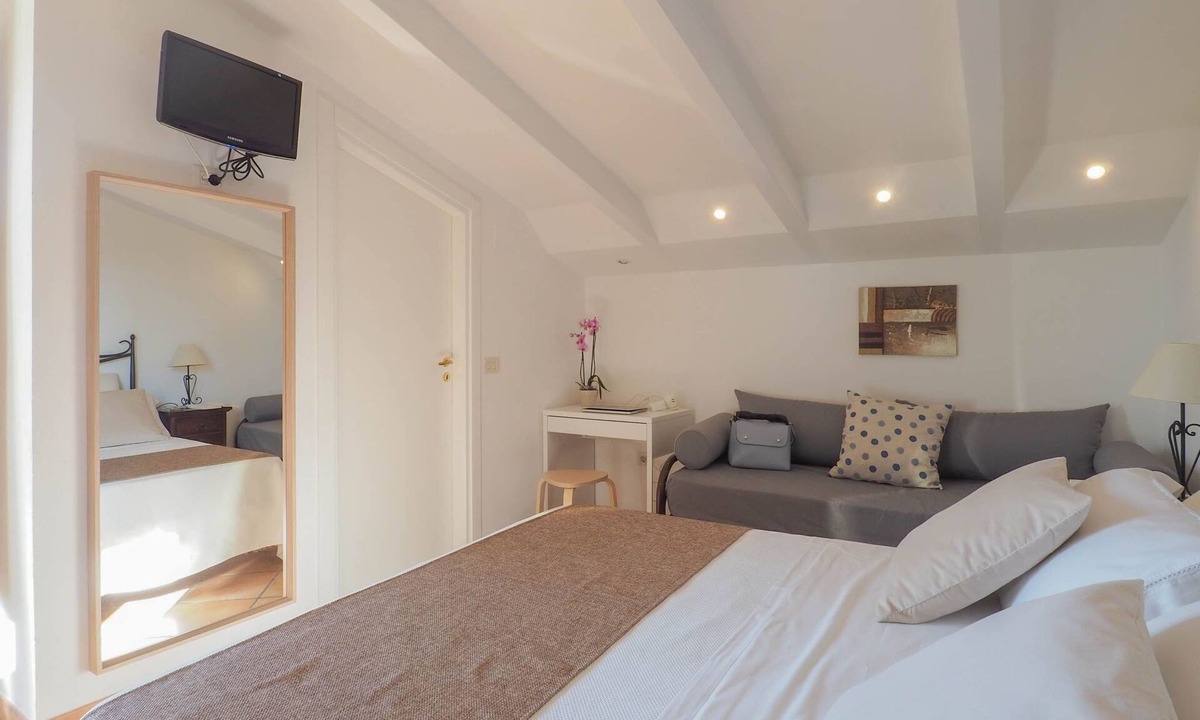 Palinuro Apartment | Dreibettzimmer by Interhome