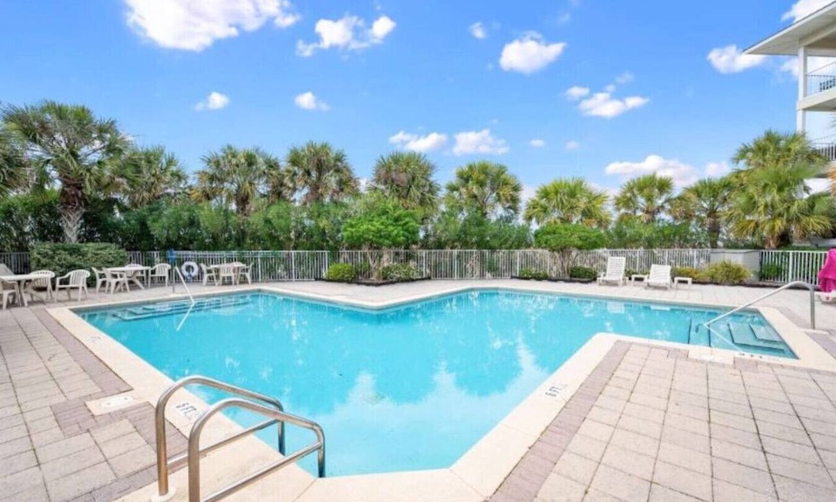 Navarre Beach Condo | Drop Anchor 2 & 3-Night Beach Getaways Pool 3-Min Walk to Beach