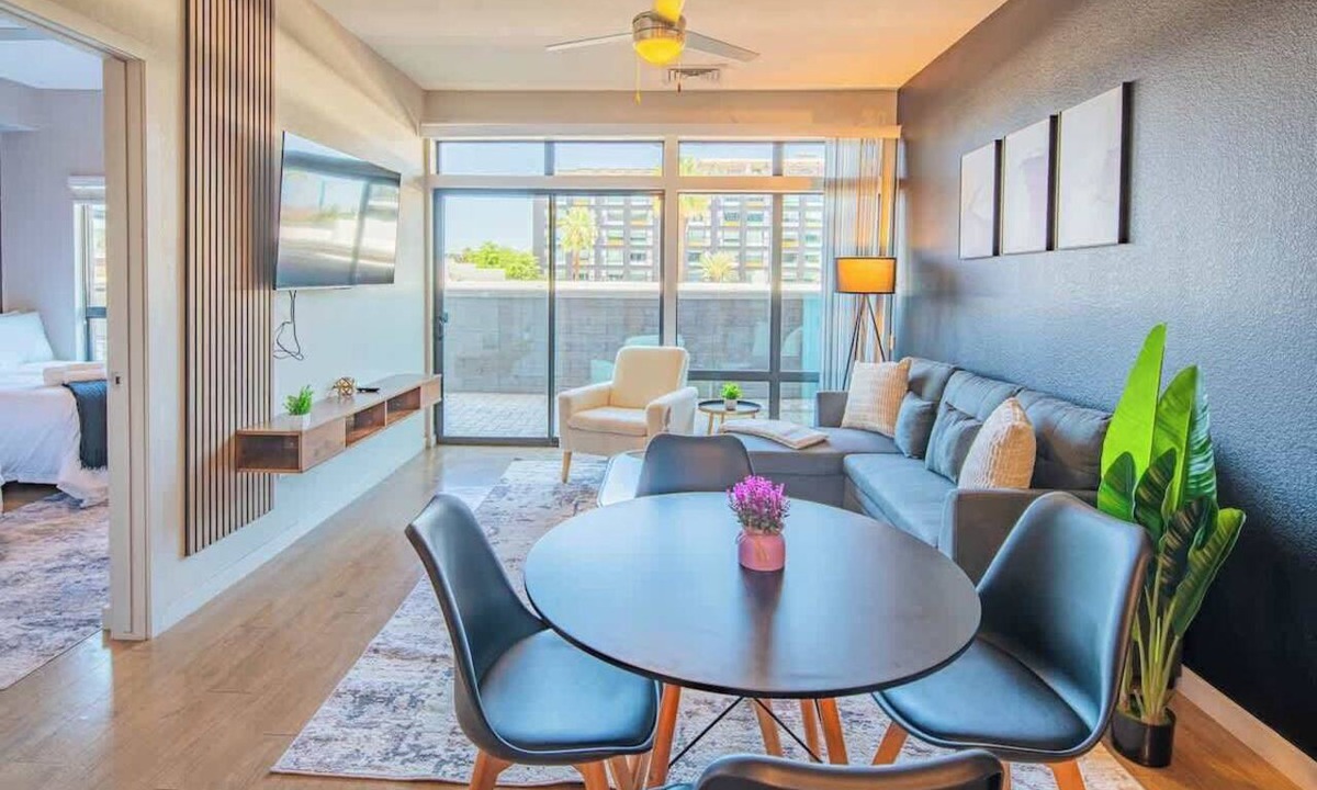 Evans Churchill Apartment | DT PHX Apt | Balcony, W/D Gym, Pool & Parking