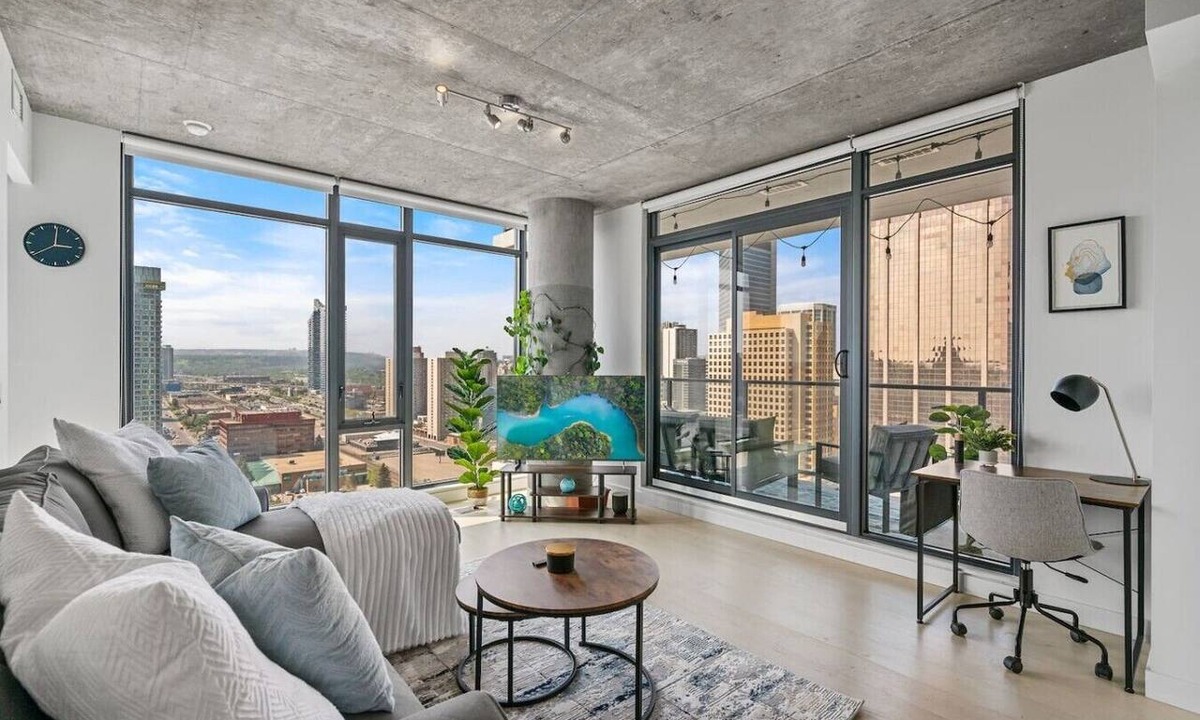 Connaught Apartment | DT Views |King Bed |Mins to Stampede | UG Parking
