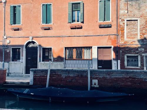 Dorsoduro Apartment | Due Colonne