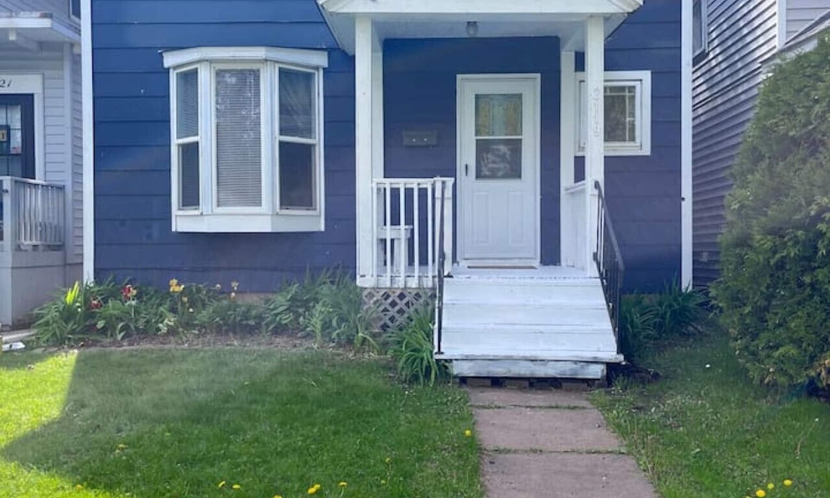 Superior House | Duluth Airshow weekend open! 3bd 1 bathroom.Dog friendly place! Fenced yard