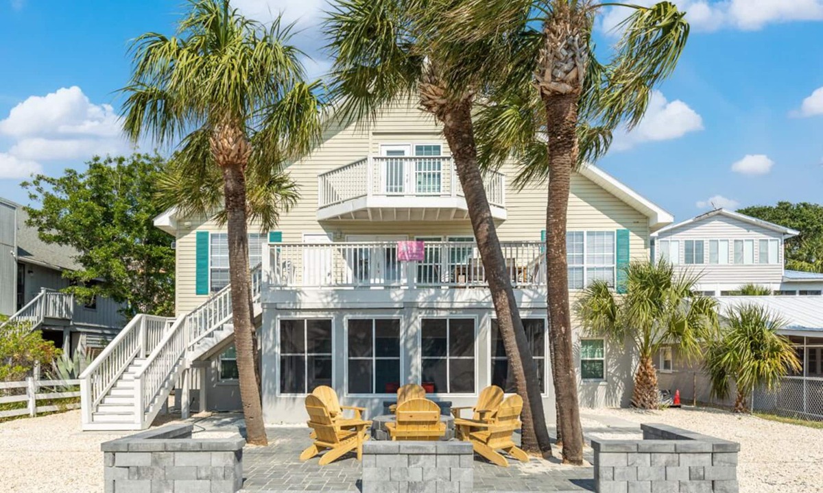 Tybee Island House | Dune Villa | Mid Island, 3 Living and Kitchen Spaces in One Villa