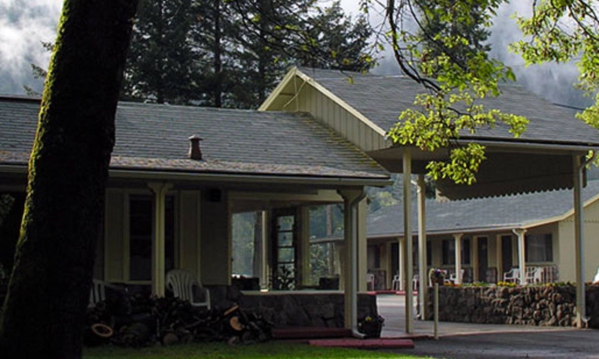 Dunsmuir Hotel | Dunsmuir Lodge