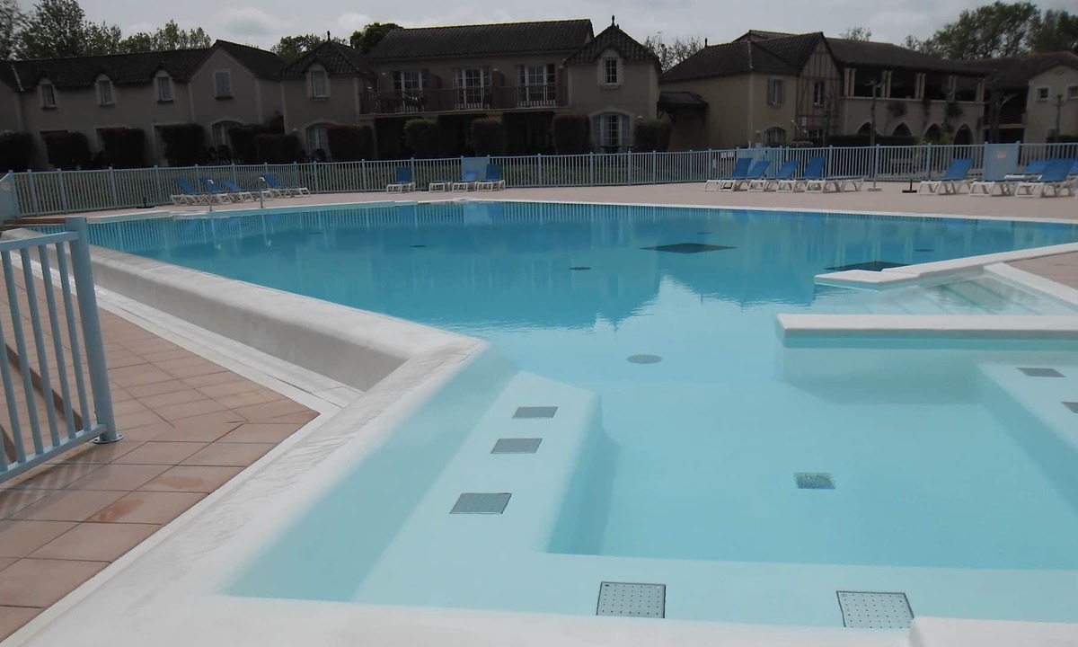 Monflanquin Apartment | Duplex apartment with heated pool
