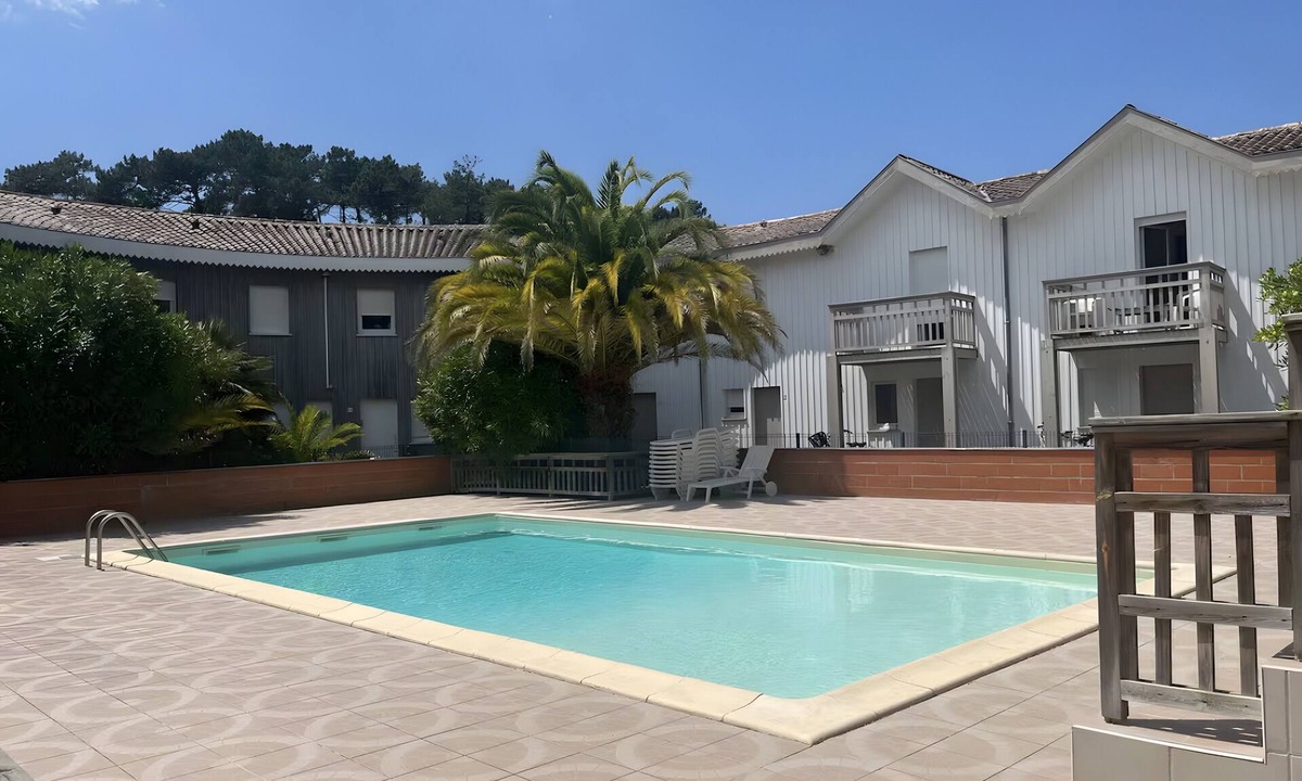 Piraillan Apartment | Duplex “Cap Ferret” Apartment with Shared Pool, Private Terrace and Wi-Fi