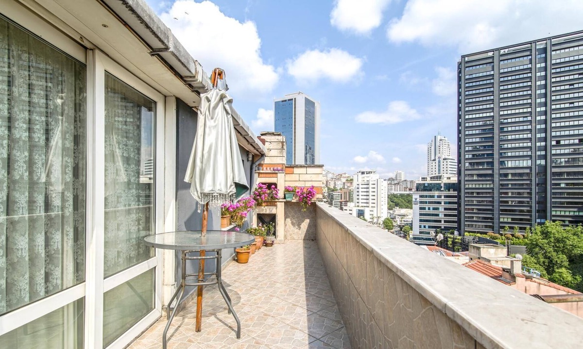Sisli Apartment | Duplex Cozy Flat with a Balcony Near Nisantasi