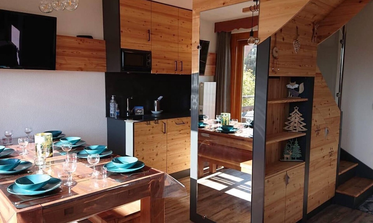 Puy-Saint-Vincent Apartment | Duplex des Ecrins T5, skiing at the foot of the slopes, hiking and nature in summer and winter