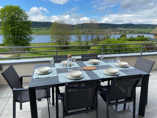 Malbuisson Apartment | Duplex familial 6 pers vue lac & ski Métabief