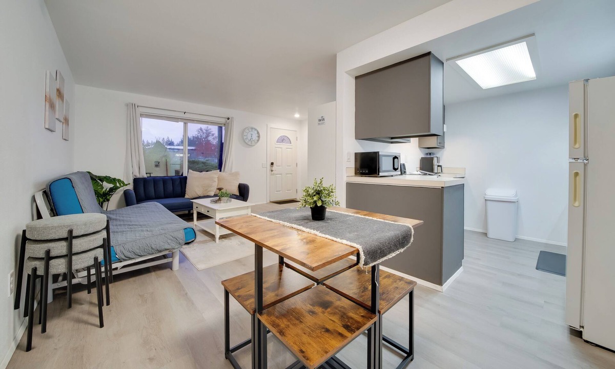 Lake Hills Cottage | Duplex Group Getaway 3 Mi to Dtwn Bellevue!