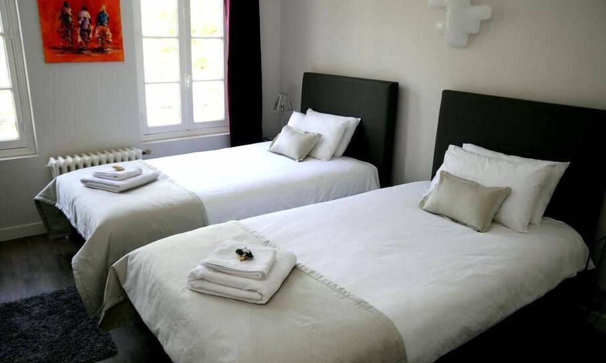 Cognac House | Duplex-Superior-Ensuite with Shower-Park view-Clévacances