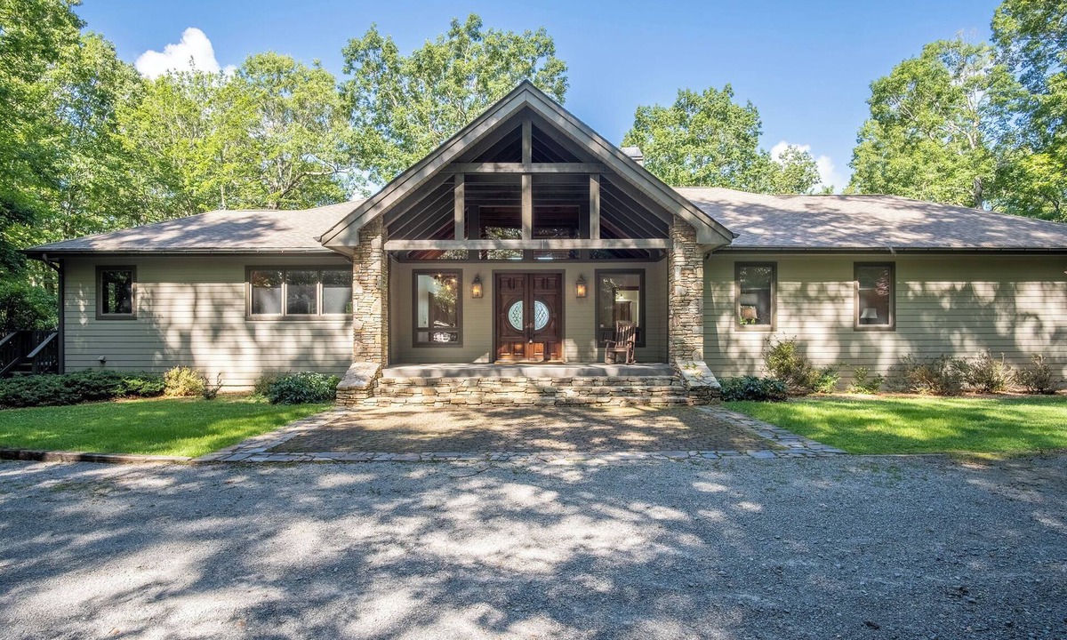 Cedar Mountain House | Dupont Mountain Lodge in Cedar Mountain | Trails & Streams