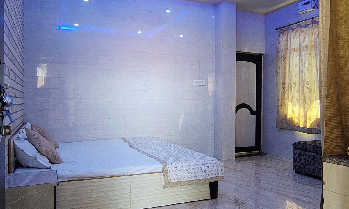 Mathura House | Dwarika Palace – 8 AC Rooms with WiFi Near Krishna Janmabhoomi Mathura