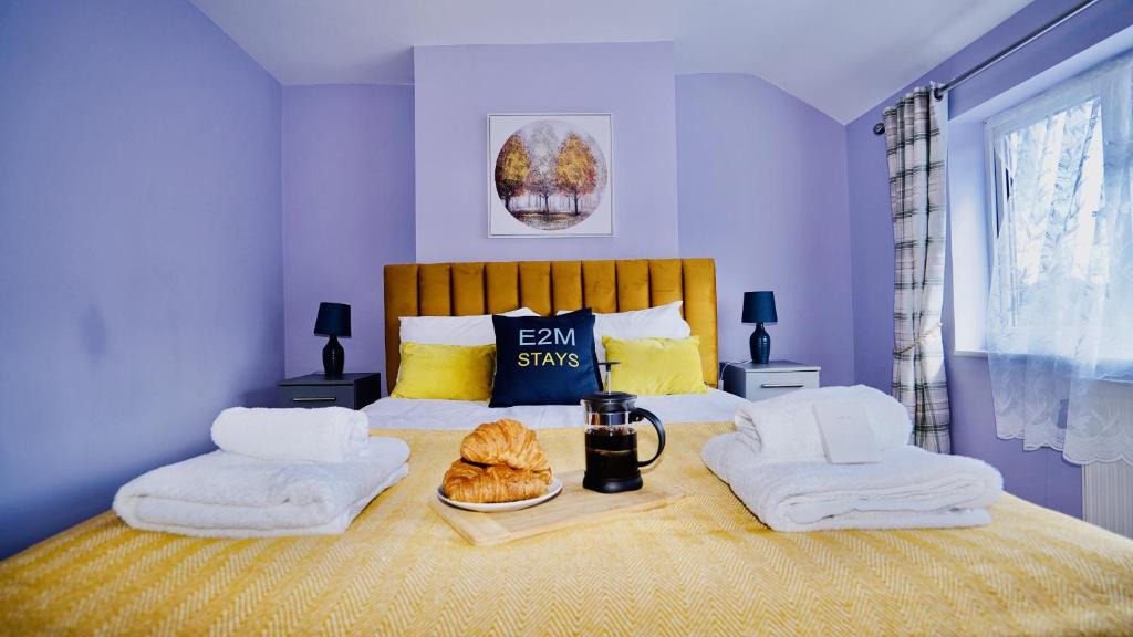 Runnymede House | E2M Stays Beautiful House Close To Heathrow Airport- Walking Distance To Thames River