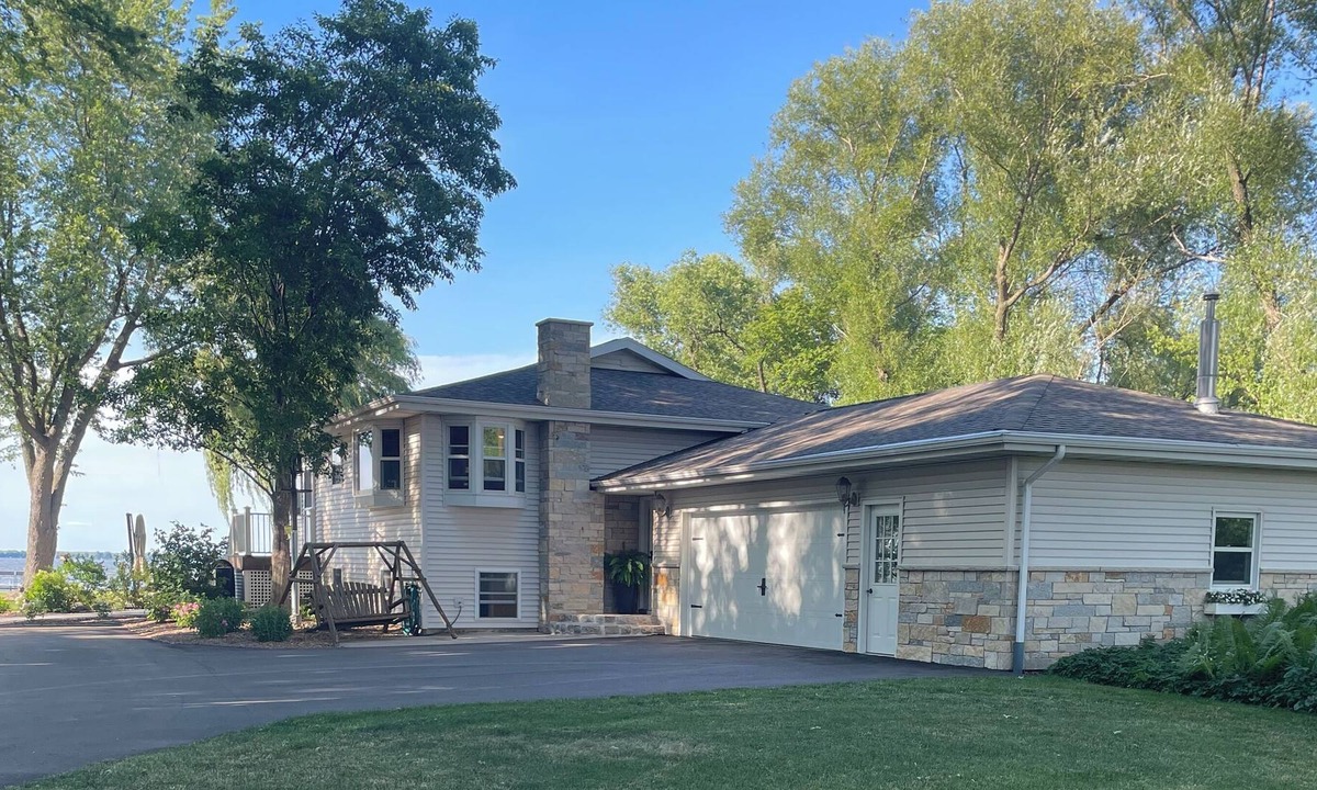 Eureka House | EAA retreat on Lake Poygan!! Quiet lake property with home and guest barn.