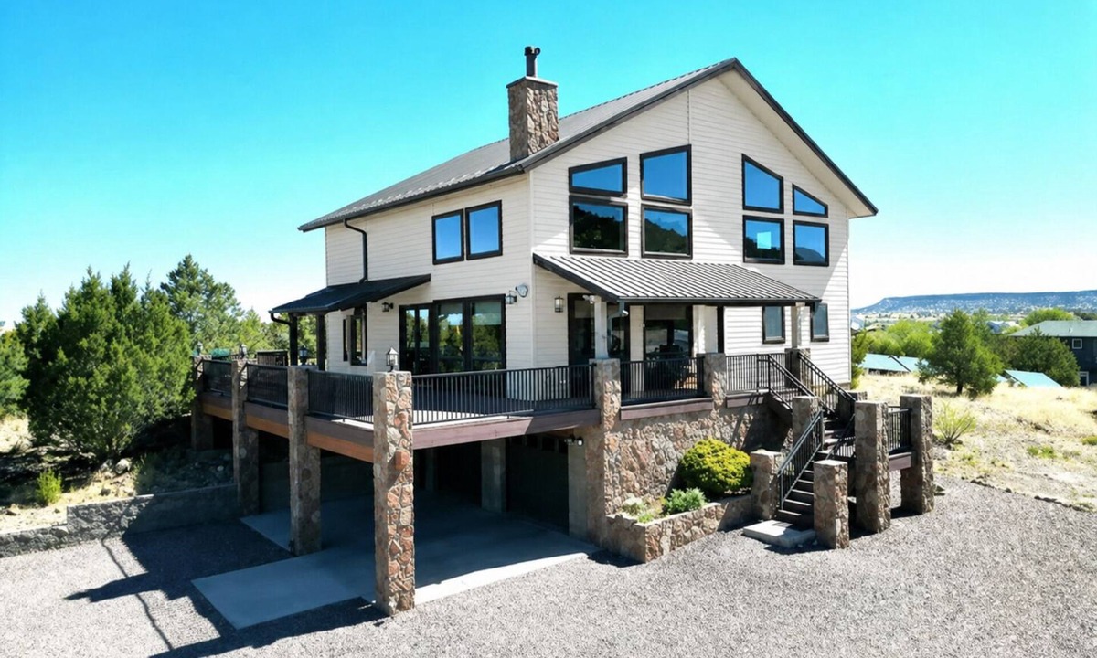 Springerville House | Eagar Hilltop Vista, 360 Views, Hot Tub, AC, Game room, Starlink, Sleeps 8