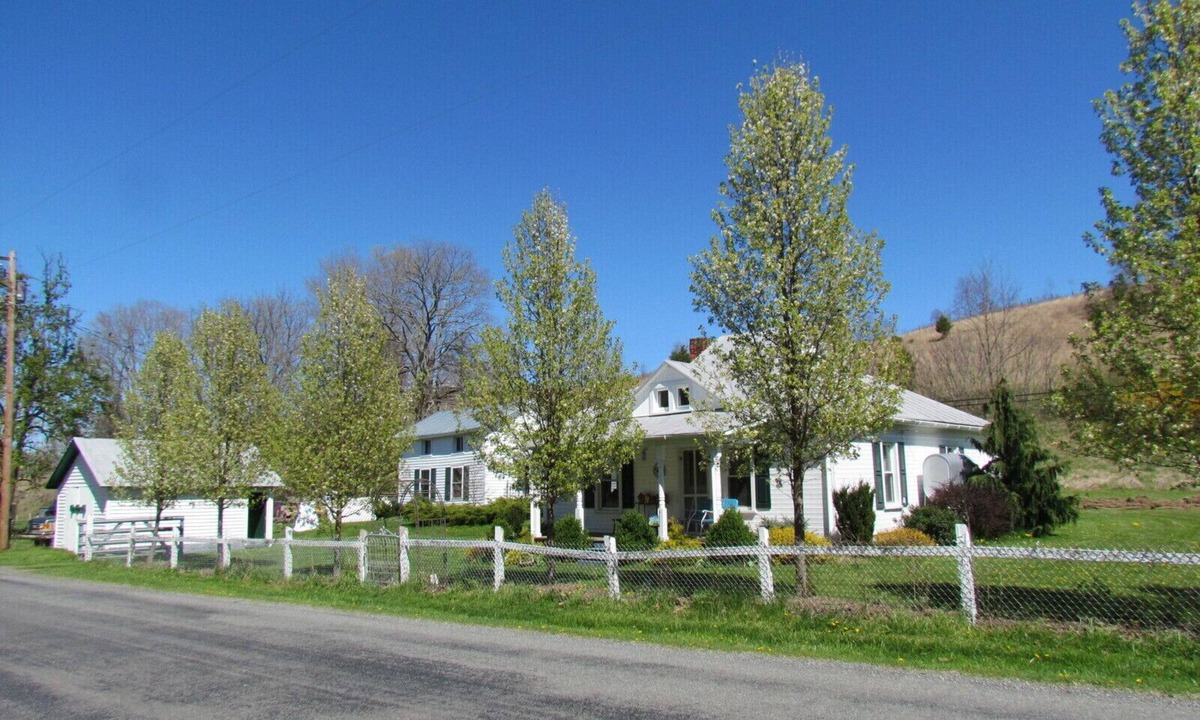 Blue Grass Cottage | Eagle Annie's Cottage in Relaxing Highland County’s