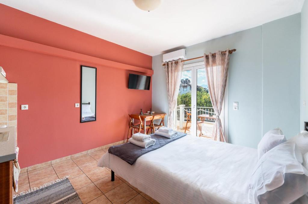 Aigio Apartment | Eagle's Nest - 'Bella' studio flat