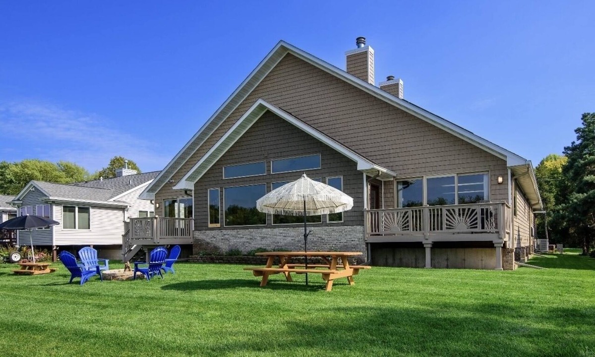 Machesney Park House | Eagle's Nest Riverside Retreat