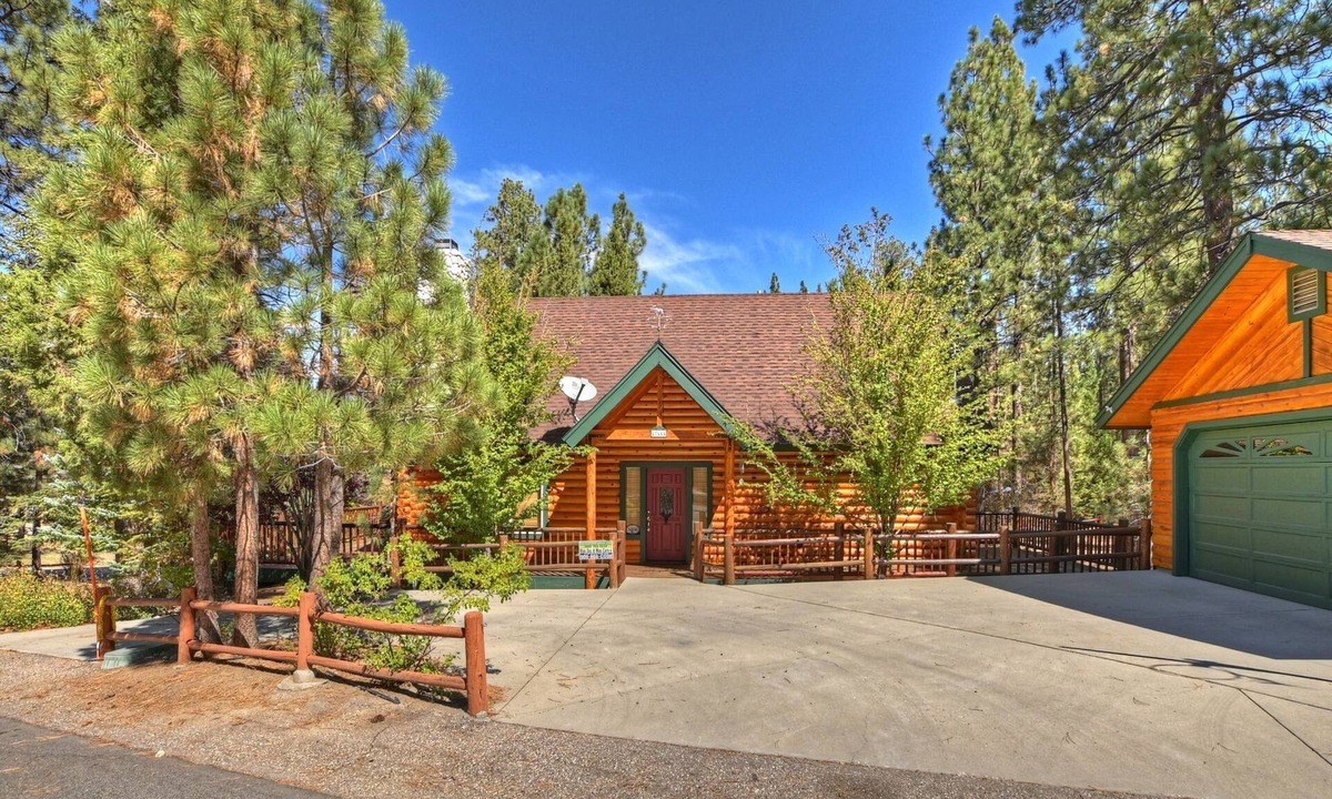 Fox Farm Cabin | Eagle Tree Cabin by Destination Big Bear: Fox Farm Neighborhood! Spacious! Minutes from the Village and Ski Resorts!