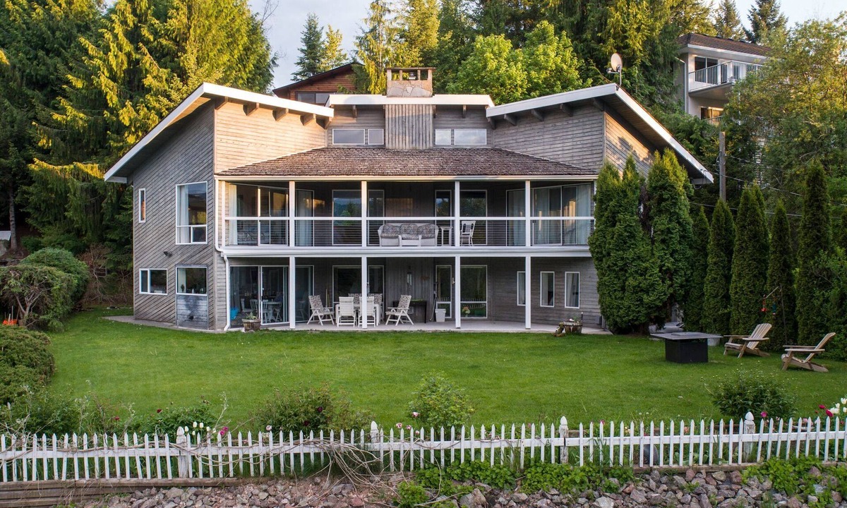 Blind Bay House | Eagles Bliss, nested in the surrounding beauty of the bay and mountain views.