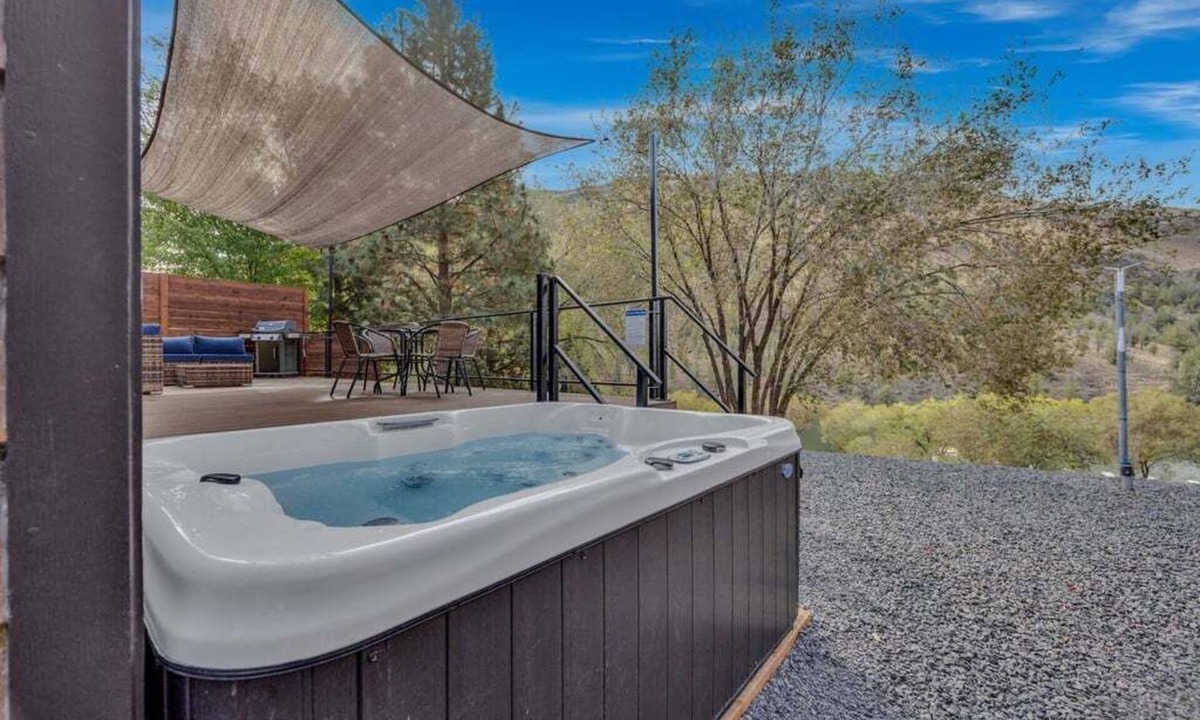 Madras House | Eagles Landing B04 Tiny Home - Hot Tub