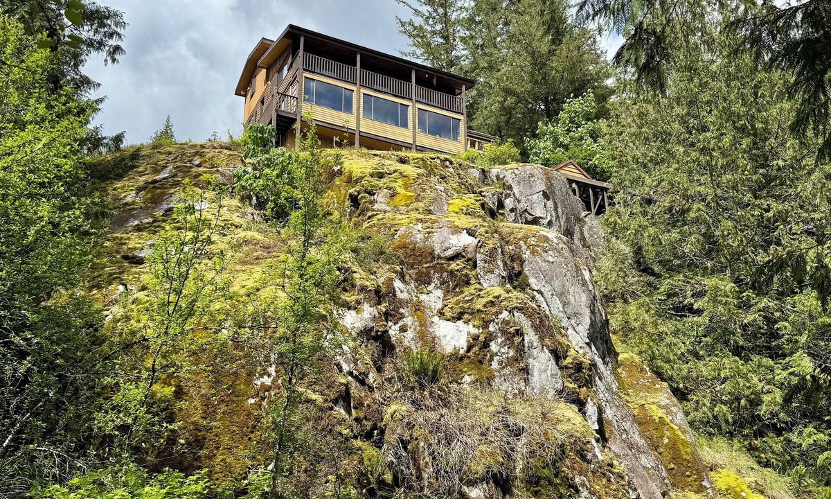 Upper Squamish Cabin | Eagles Nest - Epic Bluff-Top Cabin Squamish Valley