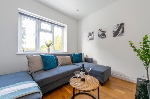 Ealing Common Apartment | Ealing 3 Bath Flat with Parking 10 mins to Station