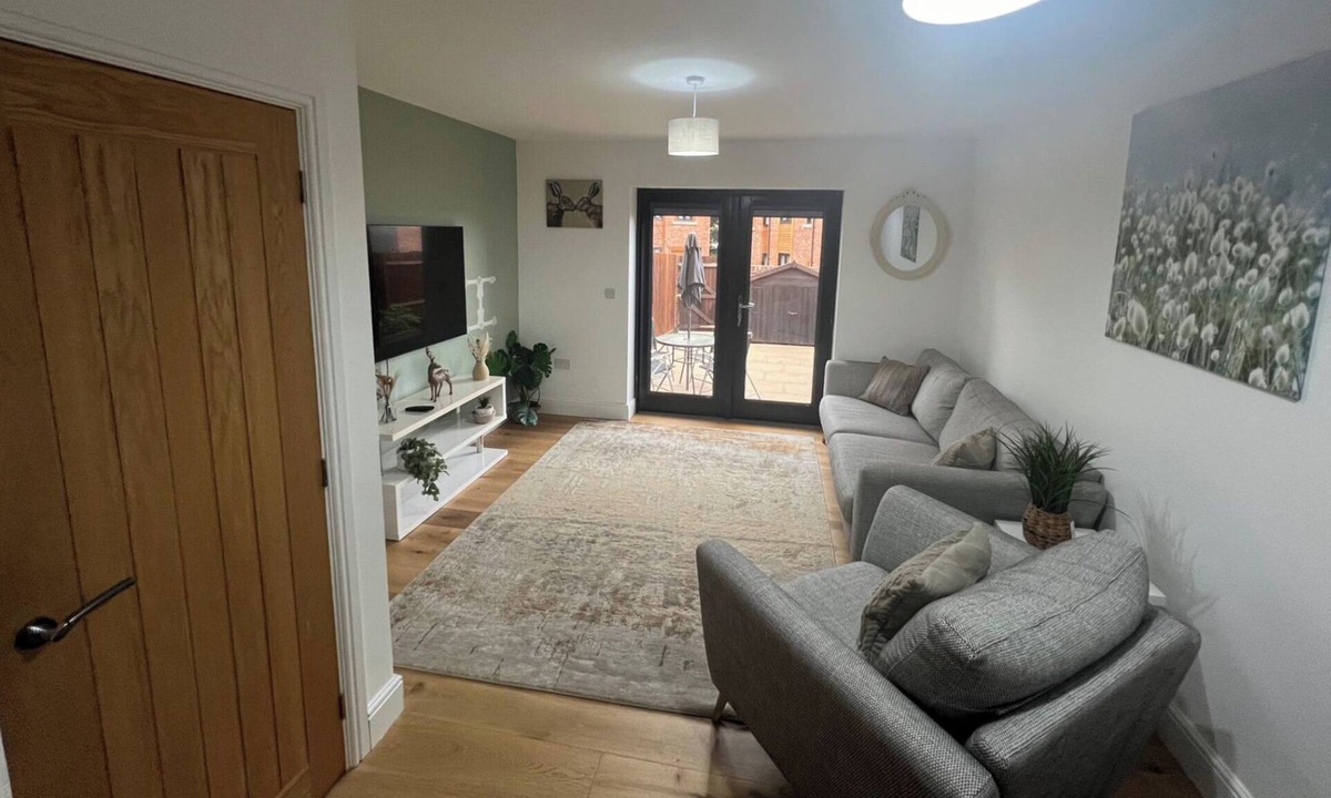 Earls Barton House | Earls Barton House Sleeps 4 with Patio and Garden