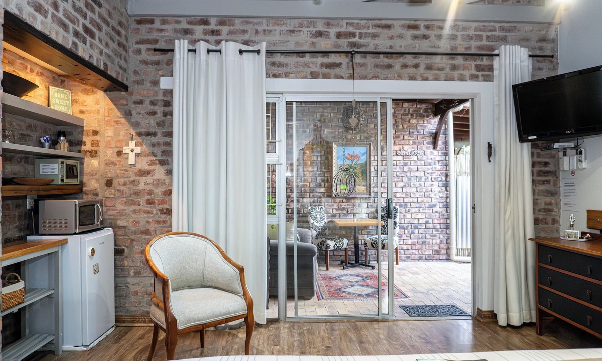 Oudtshoorn Bed & Breakfast | Earthbound B&B