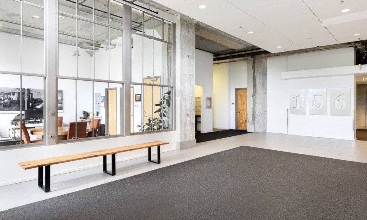 East Boston Condo | East Boston's Gem: Bright, Spacious 3BR Loft - Huge Windows & Pet-Friendly!