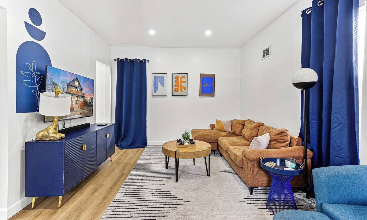Detroit House | East Detroit | 6BR Sleeps 14 | Perfect for Reunions, Crews & Teams