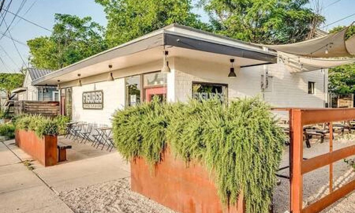 Blackshear-Prospect Hill Apartment | East Downtown 3BR Condo Free Parking Sleeps 7