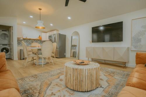 Huning Highland Historic District House | East Downtown Desert Chic Casita-Private Hot Tub-Close to Downtown-Pet Friendly!