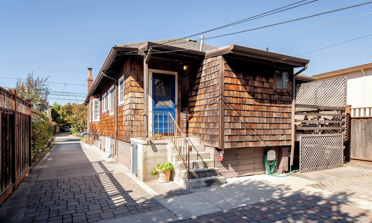 East End Apartment | East End Craftsman Studio Apt