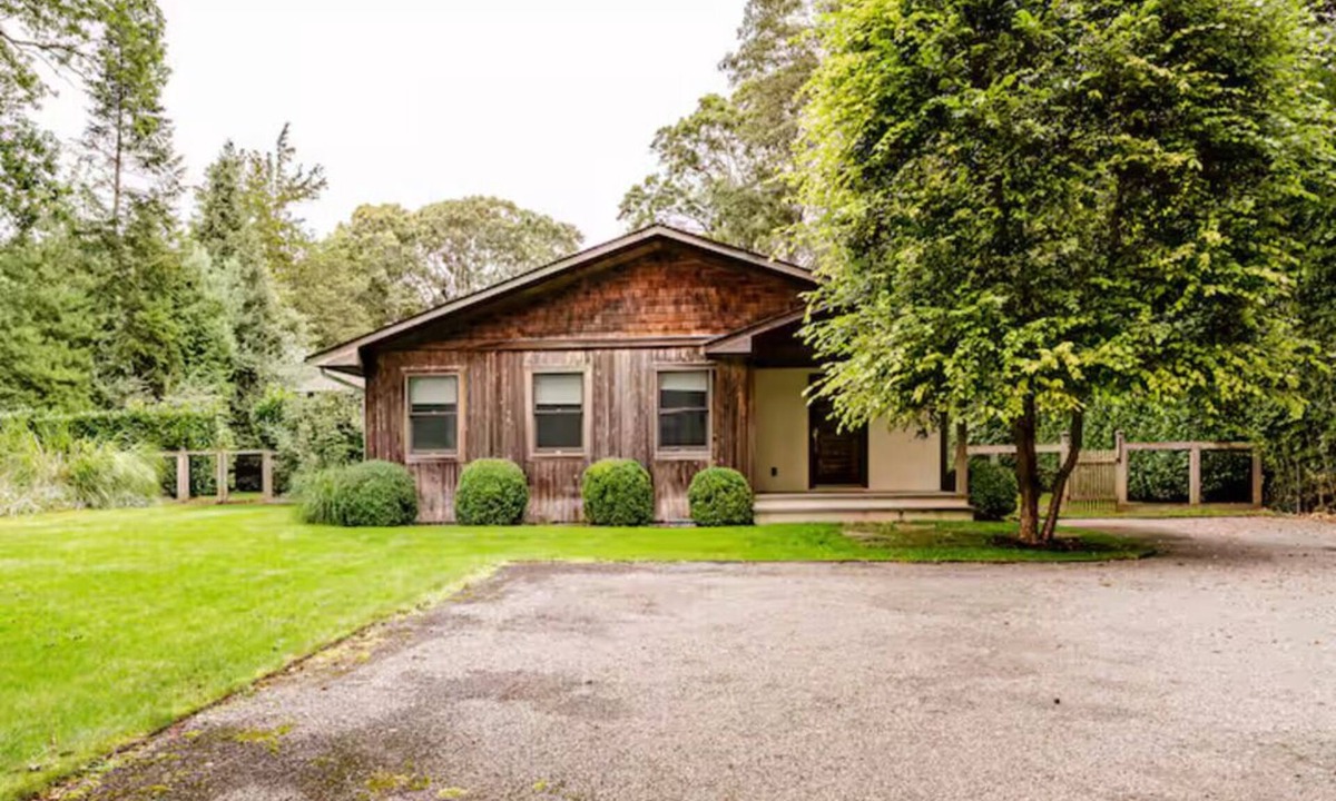 Clearwater Beach House | East Hampton Ranch with Access to Clearwater Private Beach
