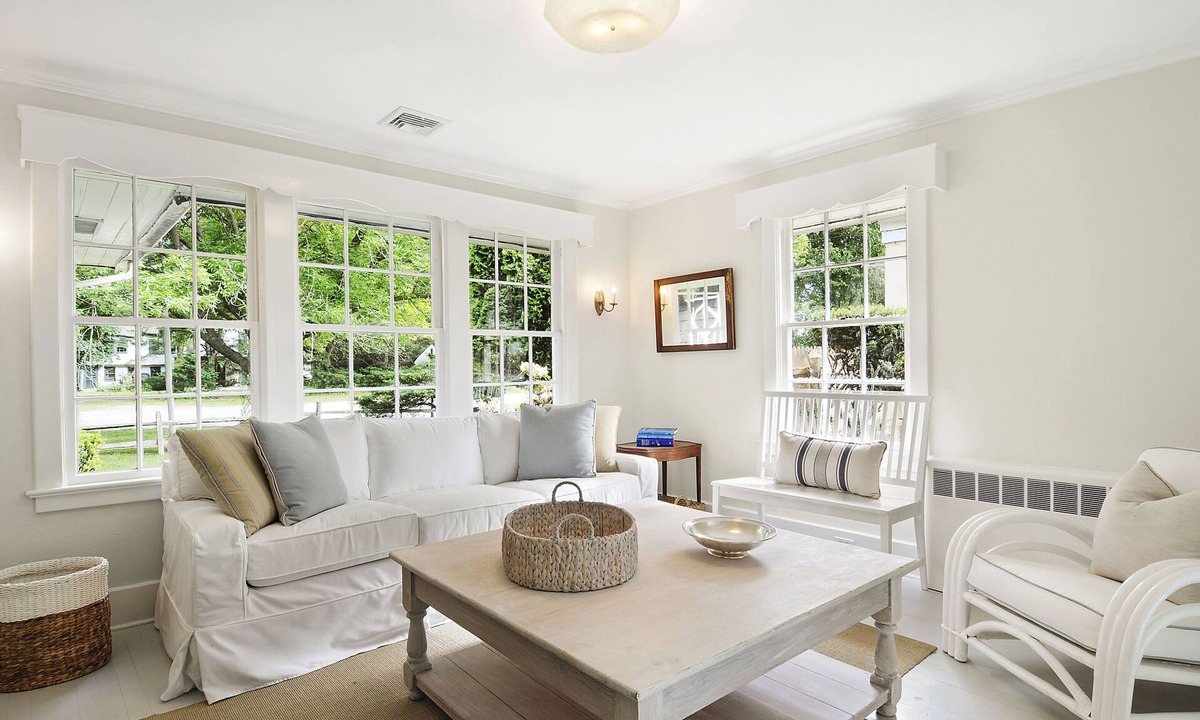 Pantigo Road Historic District House | East Hampton Village: Beautifully Renovated 3 Br Classic Cottage Walk To All