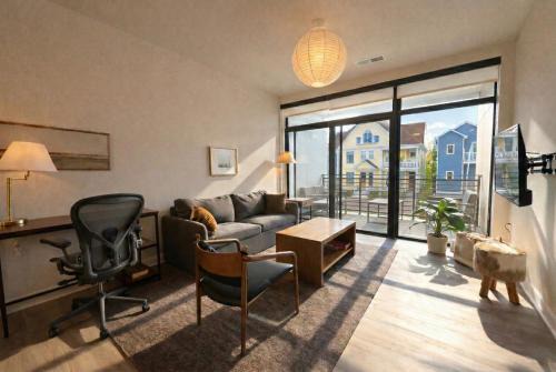 Lower East Side Apartment | East Side Luxury 1BR Apt - Near Brady St with Balcony and Lounge - Sleeps 4