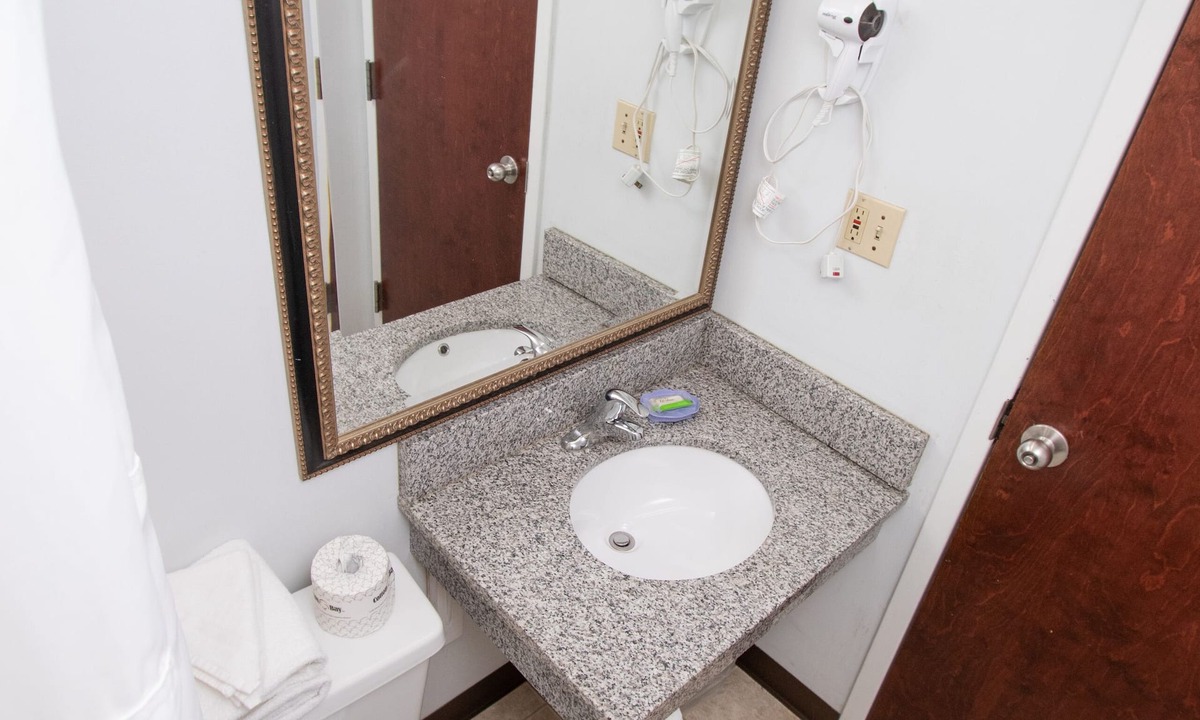 Witmer Hotel | Eastbrook Inn