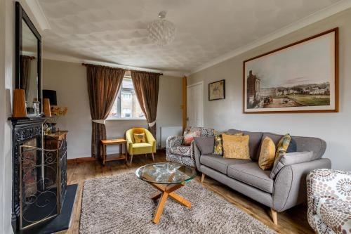 Bath House | Easter Grove - 3-Bed House with Garden & Parking - 15 min to Bath Centre