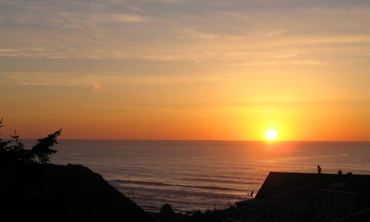 Manchester House | Easter Weekend Special, 20% off! Insider tip Easter egg hunt at the beach!